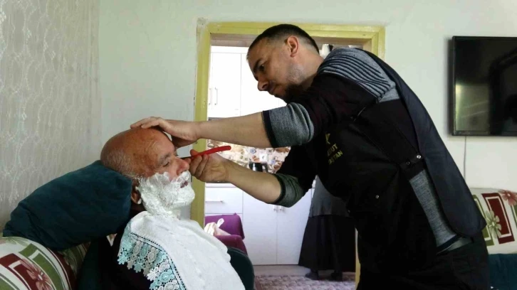 Yozgat’ta hasta ve yaşlıların “Berber Mesut’u” gönüllere taht kuruyor
