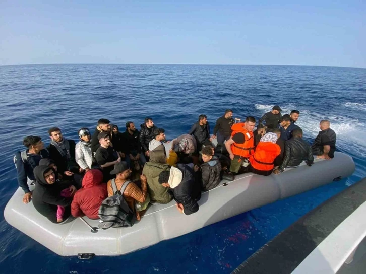 Yunanistan’ın geri ittiği 33 düzensiz göçmen kurtarıldı
