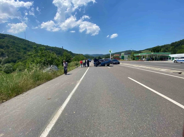 Zonguldak’ta iki araç kafa kafaya çarpıştı: 2 yaralı
