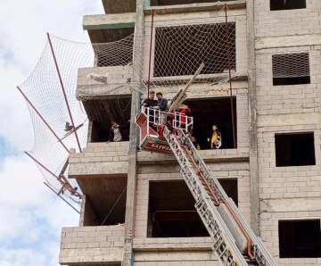 10 katlı binada çalışırken düşen işçiyi ölümden file kurtardı
