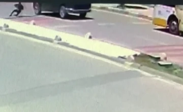 11 yaşındaki çocuğun minibüsün altında kalmaktan son anda kurtulduğu kaza kamerada
