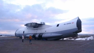 12 yıldır apronda bekleyen arızalı Gürcistan uçağı parçalanarak taşındı
