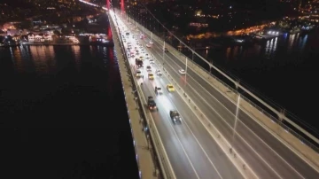 15 Temmuz Şehitler Köprüsü’nde bir aracın lastiği patladı: Kilometrelerce araç kuyruğu havadan görüntülendi
