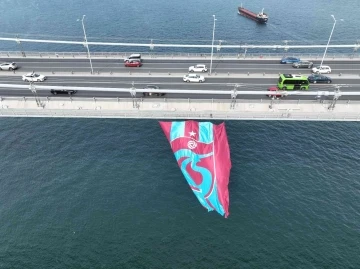 15 Temmuz Şehitler Köprüsü’ne asılan Trabzonspor bayrağı havadan görüntülendi
