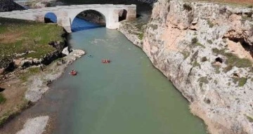 1800 yılık köprünün altında rafting sporu