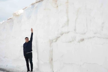 2 bin 250 rakımlı zirvede 6 metrelik karla mücadele çalışması
