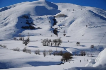 2 bin 350 rakımlı köyde kar kalınlığı 4 metreye ulaştı
