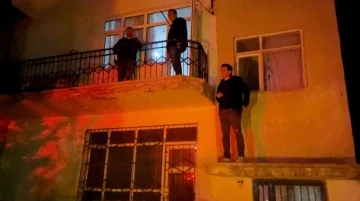 2. katta suçüstü yakalanan azılı hırsız, polis ekibiyle evde mahsur kaldı
