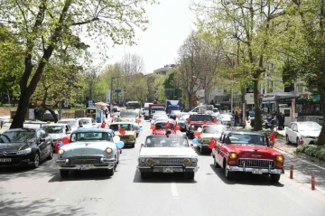 23 Nisan coşkusu klasik otomobillerle Kadıköy sokaklarına taştı
