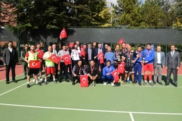 29 Ekim Cumhuriyet Bayramı Personel Ayak Tenisi Turnuvası’nda ödüller sahiplerini buldu
