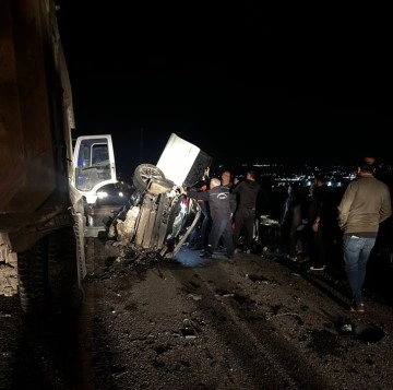 3 Kişi Yaralandı: Batman’da Otomobil Hafriyat Kamyonuna Çarptı