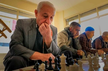 30 yıllık çayevinde satranç oyunu yaşlıların vazgeçilmezi oldu
