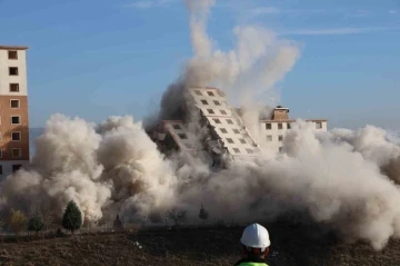 37 bloklu sitenin son binaları da dinamitle patlatılarak yıkıldı

