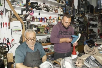 4 kuşak ata mesleği ayakkabıcılığı babası ile birlikte yapıyor
