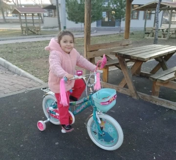 4 yaşındaki küçük kızın sadece 2 defa binebildiği bisikletini çaldılar
