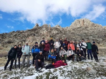 40 kişilik ekip Gönül Dağı’nın zirvesine tırmanarak dev Türk bayrağı açtı

