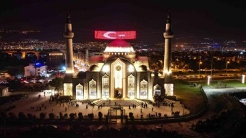 500 Kur'an-ı Kerim Nihal Atakaş Camii'nde Dağıtıldı
