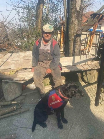 60 yaşındaki zihinsel engelli kayıp adam, 3 kilometre uzakta iz takip köpeği ile bulundu
