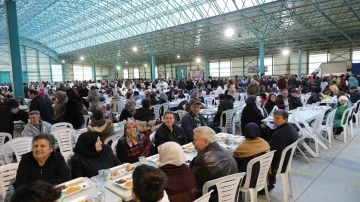 75. Yıl Mahallesi’nde binlerce kişiye iftar yemeğinde buluştu
