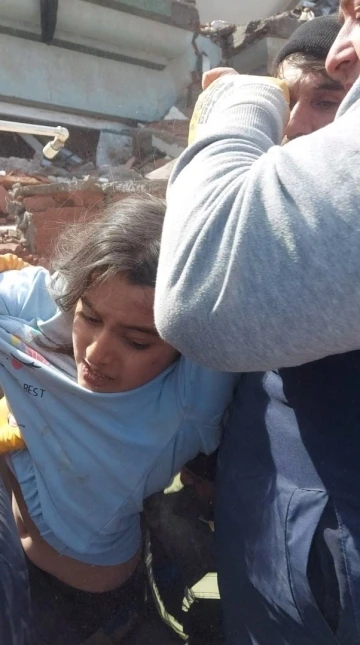 8 yaşındaki Zeynep 31 saat sonra kurtarıldı
