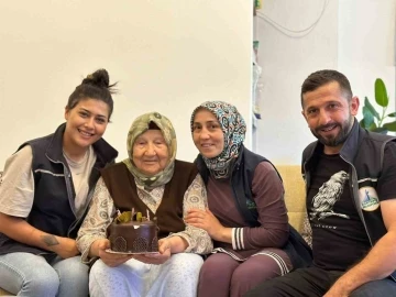 82 yaşındaki Ayşe nine ilk kez doğum gününü kutladı
