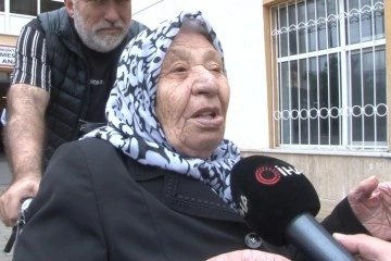 82 yaşındaki kadın tekerlekli sandalyeyle oy kullanmaya geldi