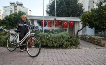 85 yaşındaki 46 yıllık muhtar, mahalleyi bisikletle dolaşıyor