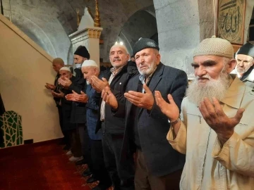 9 asırlık camide eller Filistin için semaya kalktı
