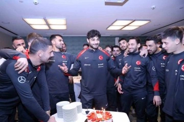 A Milli Futbol Takımı Viyana'da Ozan Kabak'ın Doğum Gününü Kutladı