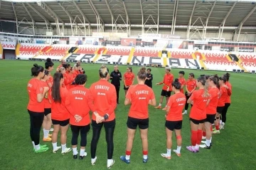 A Milli Kadın Futbol Takımı, Erzincan’da hazırlıklarını sürdürdü
