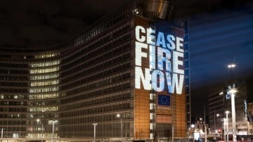 AB binasına Gazze için "ateşkes" görseli yansıtıldı