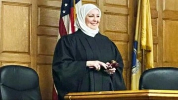 ABD'nin ilk başörtülü yargıcı, Kur'an'a el basıp görevine başladı