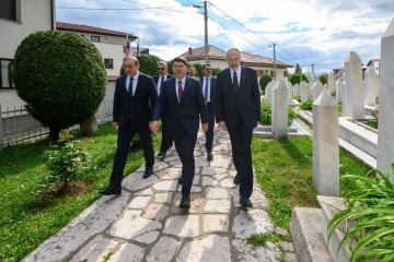 Adalet Bakanı Tunç, Aliya İzzetbegoviç’in kabrini ziyaret etti
