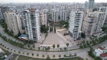 Adana’da ağır hasarlı binalar tehlike saçıyor
