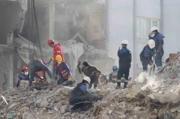 Adana’da Alpargün Apartmanı’nda arama kurtarma çalışması sürüyor
