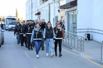 Adana’da belediyeye yapılan rüşvet operasyonun yakalananlar sağlık kontrolünden geçirildi

