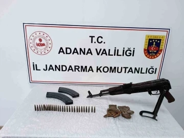 Adana’da bir uzun namlulu tüfek ele geçirilirken 2 kişi de yakalandı
