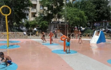 Adana'da çocuklar su parkında serinledi