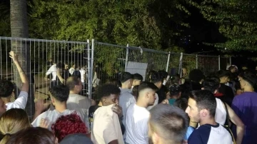 Adana’da Çukurova Rock Festivali’nde gençler bariyerleri bilet gişelerini yıkıp içeri girdi
