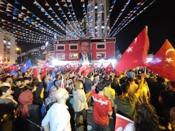 Adana'da Cumhur İttifakı seçmenlerinden coşkulu kutlama