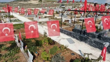 Adana’da deprem mezarlığı Türk bayrakları ile donatıldı
