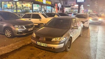 Adana’da gelişi güzel park edilen araçlar trafiği etkiliyor
