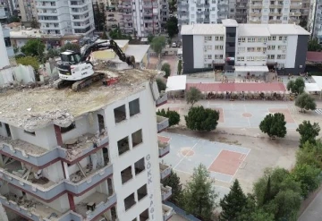 Adana'da ilkokul ve anaokulu yanındaki ağır hasarlı binada yıkım başladı