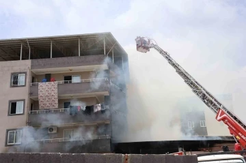Adana’da korkutan yangın: Mobilyacıda başladı, müstakil eve sıçradı
