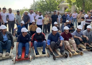 Adana’da köylüler el yapımı tahta araçlarla yarıştı
