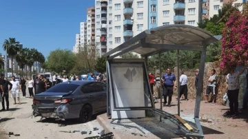Adana’da lüks otomobil otobüs durağına çarptı: 7 yaralı
