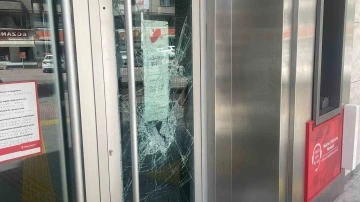 Adana’da madde bağımlısı iki kişi Ziraat Bankası’nın camlarını kırdı

