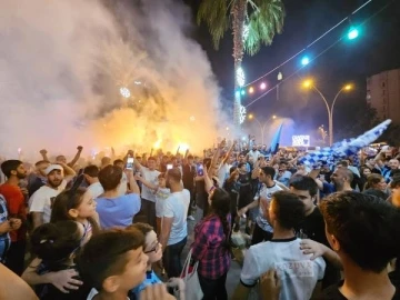 Adana Demirspor taraftarları, Avrupa'ya gidişi coşkuyla kutladı