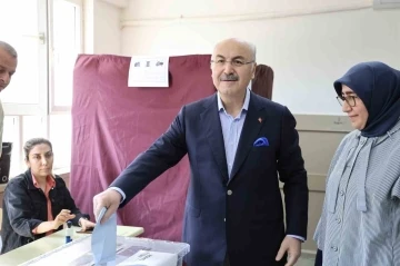 Adana Valisi oy kullanmak için sırada bekledi
