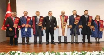 Adana’da akademisyenler cübbe giydi